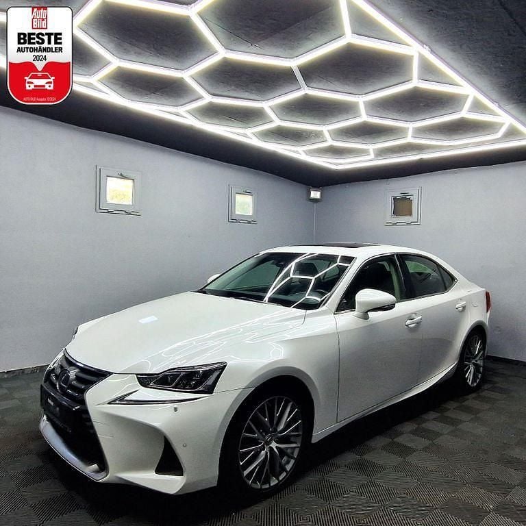 Weiß Gebraucht 2018 Lexus IS300h Luxury Line Limousine | 29.980 € (Teuer) - Bild 1/4