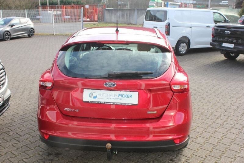 Gebraucht Ford Focus Trend 125 PS (91 kW) 2015 Candyrot metallic Limousine
