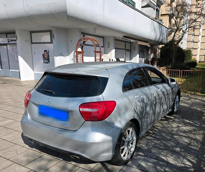 Gebraucht Mercedes A180 122 PS (89 kW) 2015 Silber Limousine