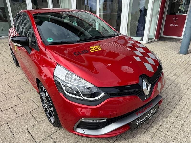 Gebraucht Renault Clio IV Trophy 220 PS (161 kW) 2015 Rot Limousine