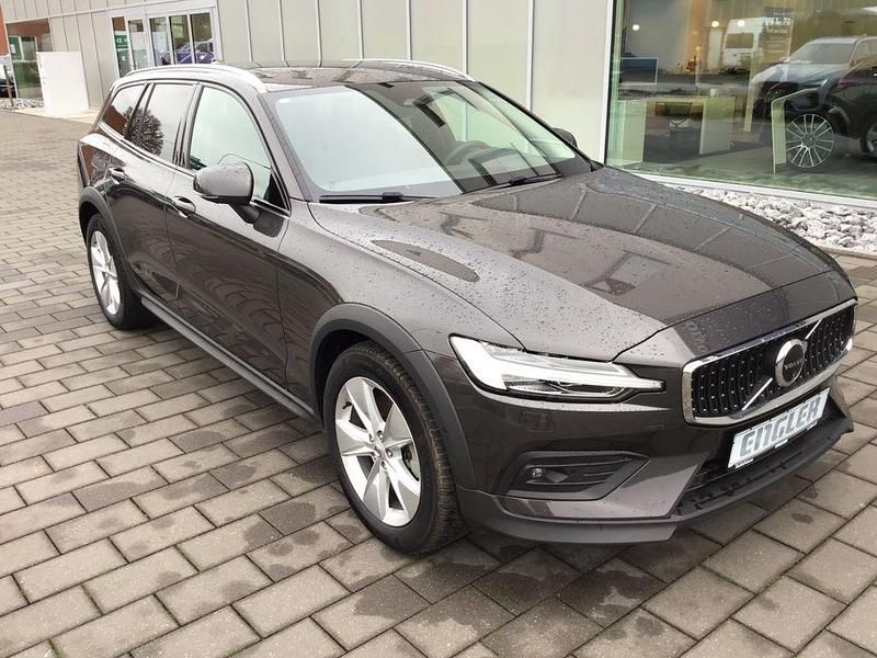 Gebraucht Volvo V60 CC Plus 250 PS (183 kW) 2024 Platinum grey Kombi