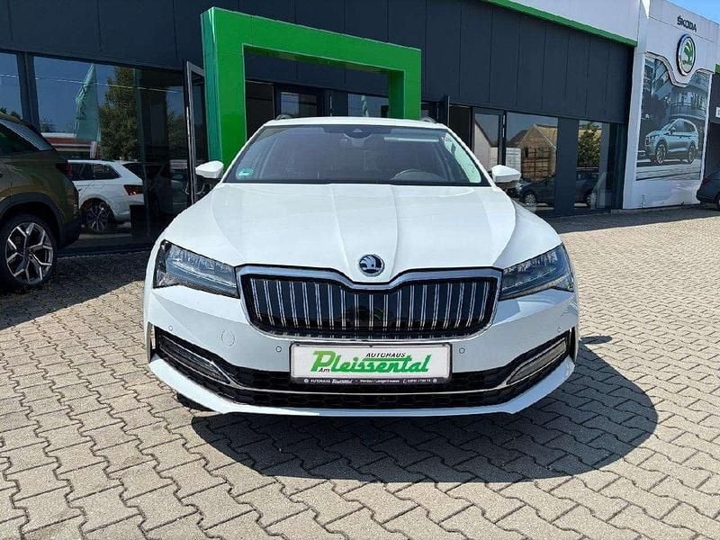 Gebraucht Skoda Superb 156 PS (114 kW) 2022 Moonweiss metallic Kombi