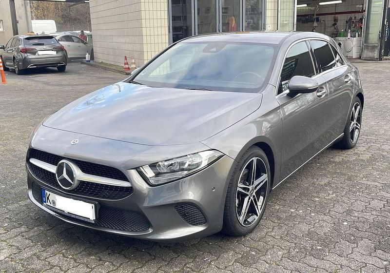 Mountaingrau Gebraucht 2018 Mercedes A200 Kleinwagen | 21.900 € (Fairer Preis) - Bild 1/4
