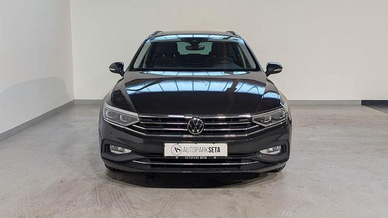 Gebraucht VW Passat 150 PS (110 kW) 2023 Grau Limousine