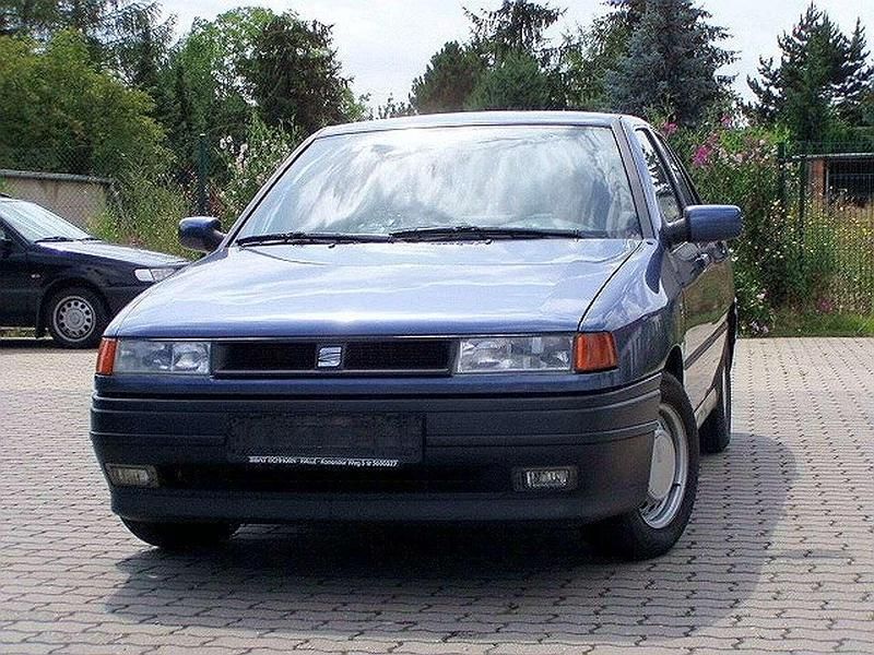 Blau Gebraucht 1992 Seat Toledo Limousine | 2.300 € - Bild 1/4