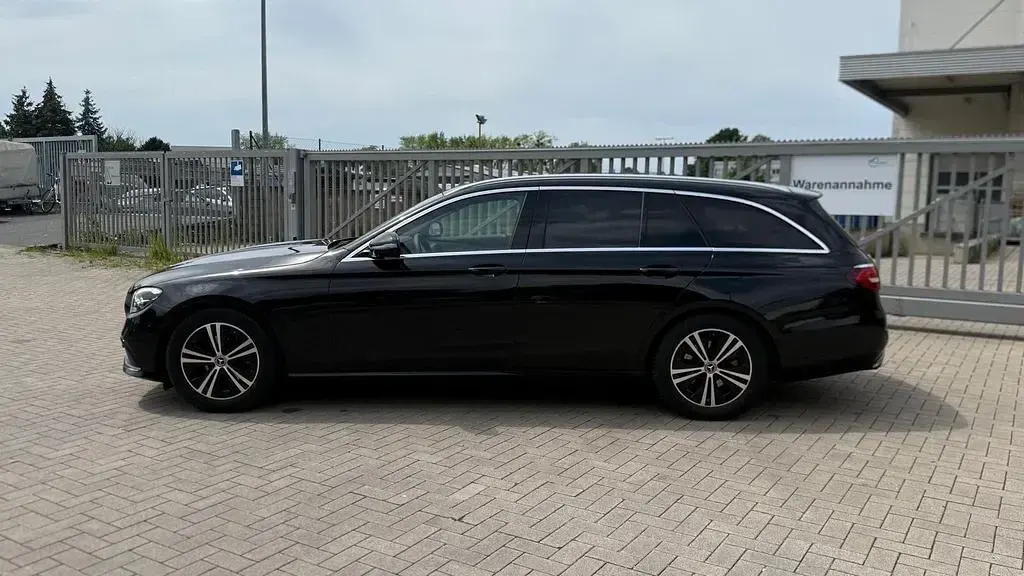 Gebraucht Mercedes E220 Avantgarde 200 PS (147 kW) 2023 Schwarz Limousine