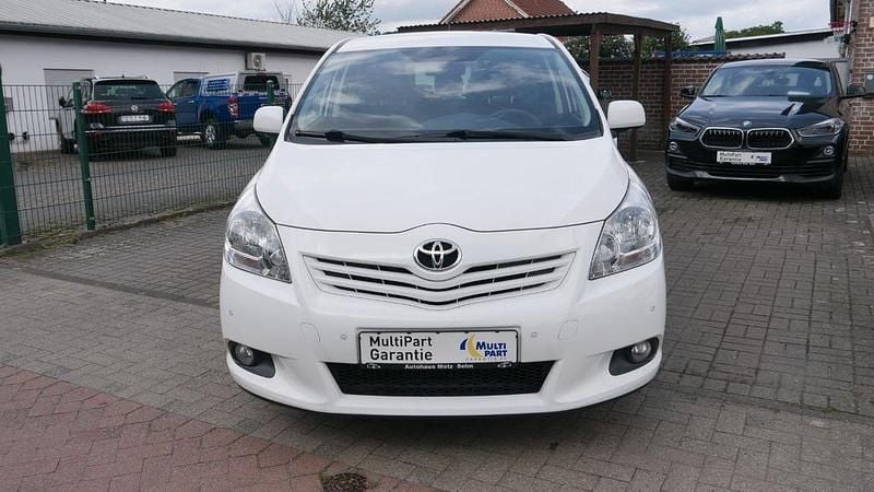 Gebraucht Toyota Verso Travel 147 PS (108 kW) 2012 Weiß Van / Kleinbus