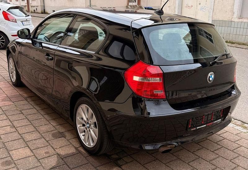 Gebraucht BMW 116 122 PS (89 kW) 2010 Schwarz Kleinwagen