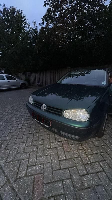 Grün Gebraucht 1999 VW Golf IV Kleinwagen | 300 € (Superpreis) - Bild 1/4