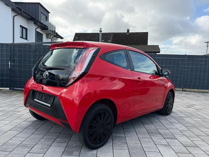 Gebraucht Toyota Aygo 69 PS (50 kW) 2017 Rot Kleinwagen