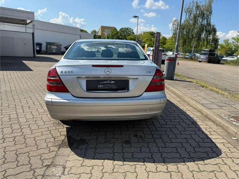 Gebraucht Mercedes E220 Classic 143 PS (105 kW) 2004 Silber Limousine