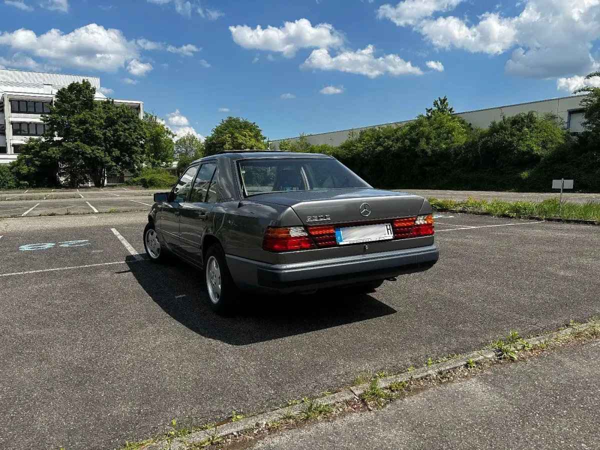Brugt Mercedes E230 132 HK (97 kW) 1989 Grå Sedan