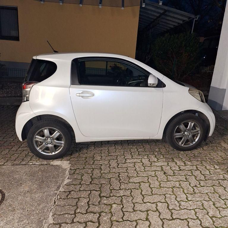 Weiß Gebraucht 2009 Toyota iQ Kleinwagen | 3.400 € (Fairer Preis) - Bild 1/3