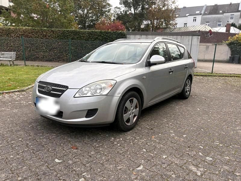 Używany Kia Ceed 109 KM (80 kW) 2008 Srebrny Hatchback
