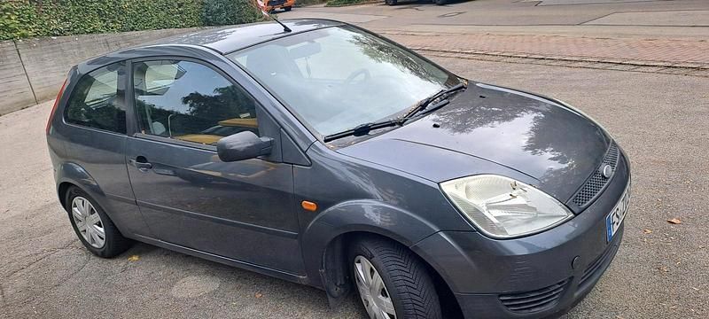 Grau Gebraucht 2004 Ford Fiesta Kleinwagen | 750 € (Fairer Preis) - Bild 1/4