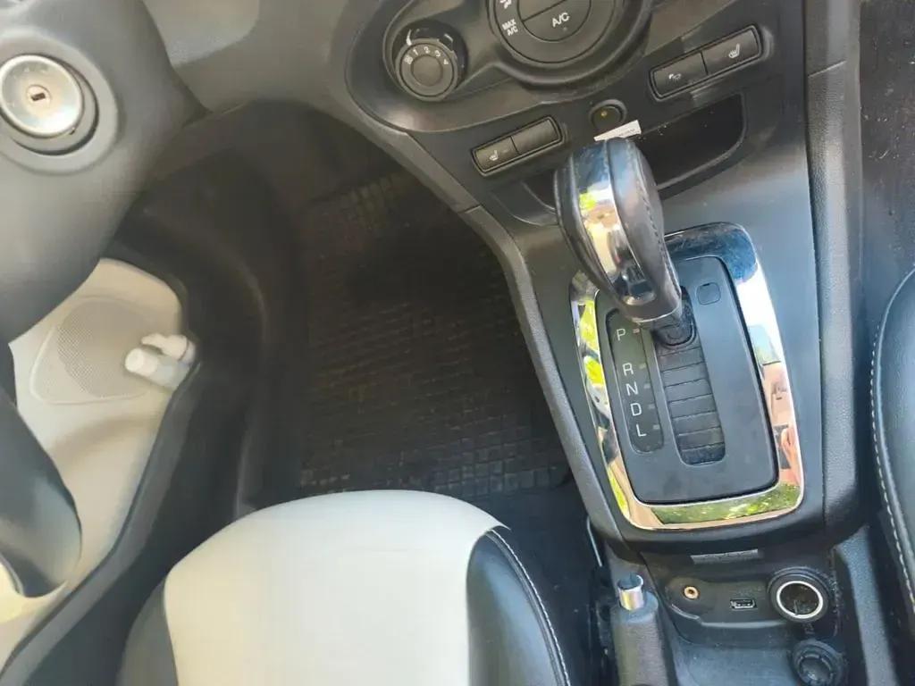 Gebraucht Ford Fiesta 96 PS (70 kW) 2012 Weiß Limousine