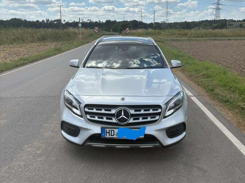 Silber Gebraucht 2019 Mercedes GLA200 AMG line SUV | 19.900 € (Superpreis) - Bild 1/4