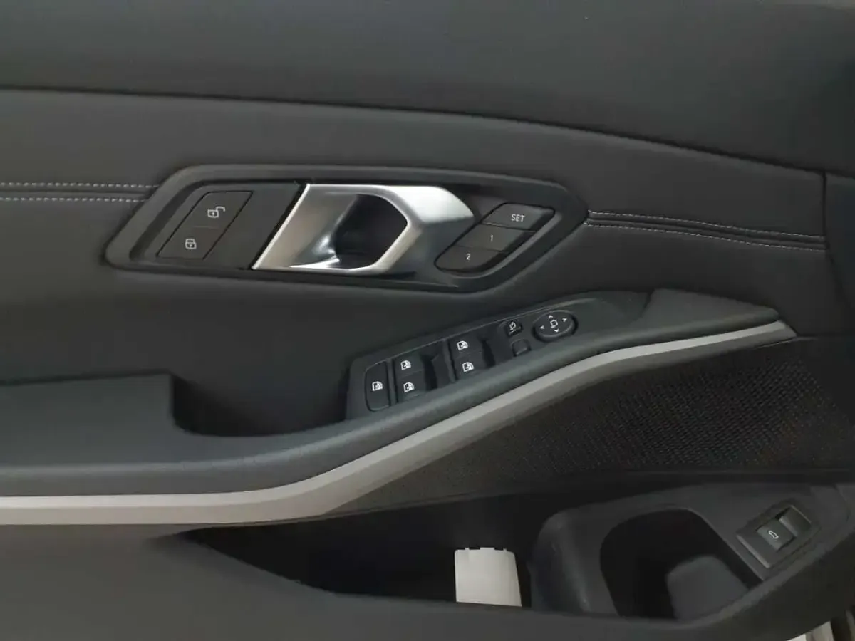 Gebraucht BMW 330 Sport Line 286 PS (210 kW) 2023 Schwarz uni Kombi