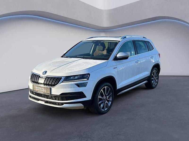 Weiß Gebraucht 2022 Skoda Karoq Scout 4x4 SUV | 26.795 € (Superpreis) - Bild 1/4