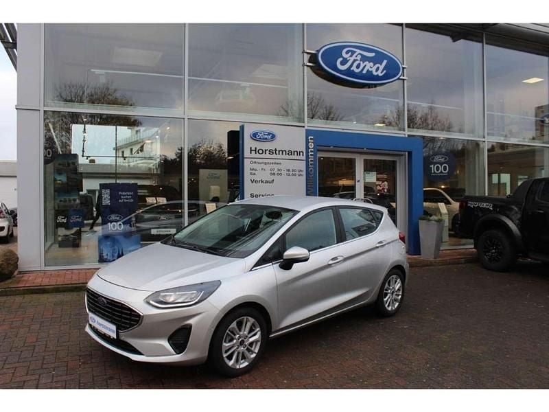 Polarsilber metallic Gebraucht 2022 Ford Fiesta Titanium Kleinwagen | 16.750 € (Teuer) - Bild 1/4
