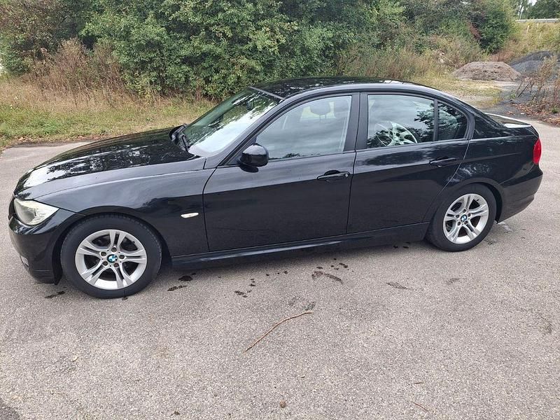 Schwarz Gebraucht 2010 BMW 318 Performance Limousine | 4.350 € (Superpreis) - Bild 1/4