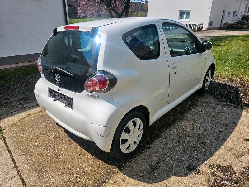 Gebraucht Toyota Aygo 68 PS (50 kW) 2012 Weiß Kleinwagen