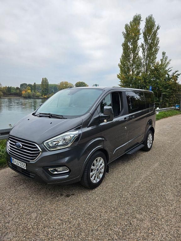 Gebraucht Ford Tourneo 131 PS (96 kW) 2021 Grau Van / Kleinbus
