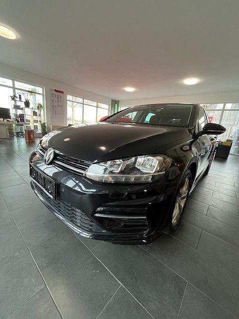 Schwarz Gebraucht 2018 VW Golf VII Comfortline Kleinwagen | 13.950 € (Guter Preis) - Bild 1/4