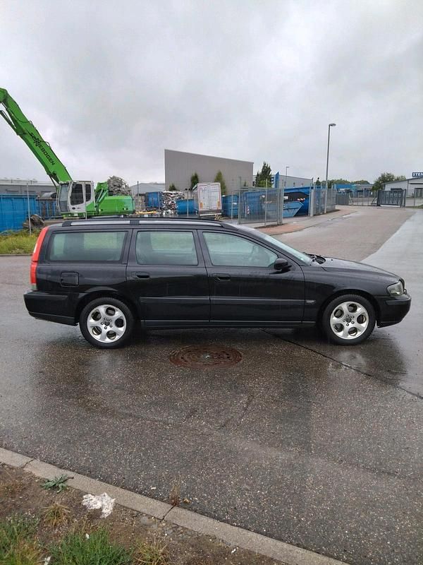 Schwarz Gebraucht 2002 Volvo V70 Kombi | 2.999 € (Etwas zu teuer) - Bild 1/4