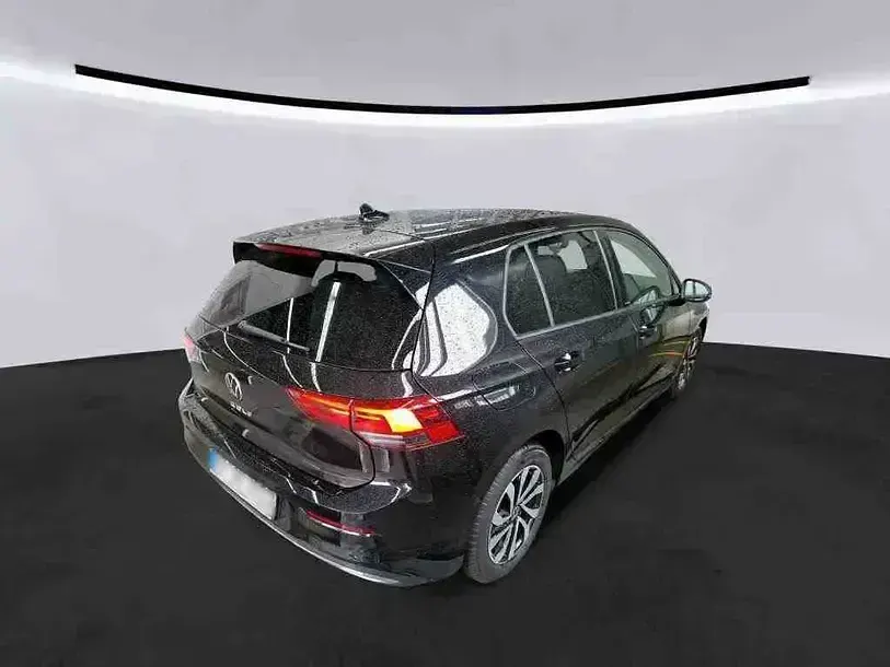 Gebraucht VW Golf VIII Active 150 PS (110 kW) 2023 Schwarz Limousine