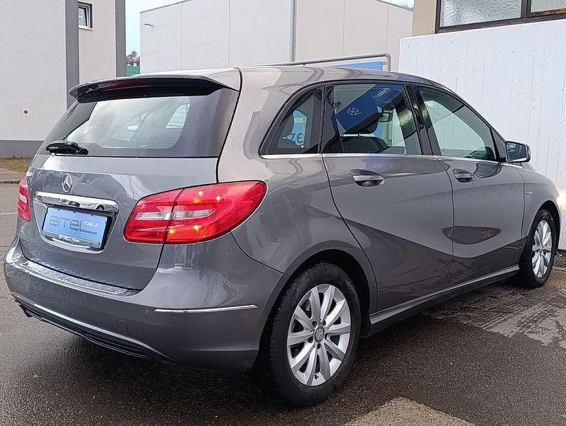 Gebraucht Mercedes B180 122 PS (89 kW) 2012 Grau Van / Kleinbus