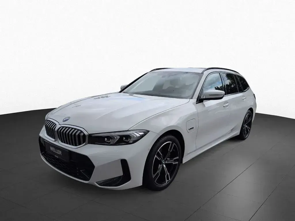 Gebraucht BMW 320e Shadowline 204 PS (150 kW) 2023 Alpinweiss iii (weiß) Kombi