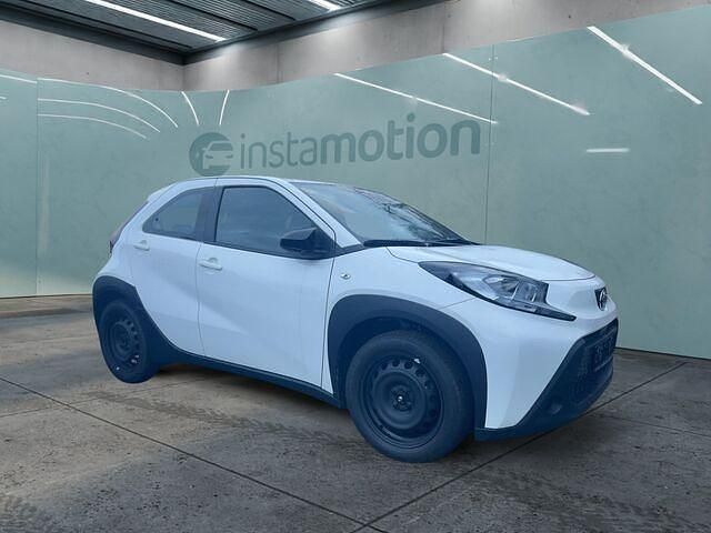 Weiß Gebraucht 2024 Toyota Aygo Business Edition Kleinwagen | 17.140 € (Etwas zu teuer) - Bild 1/2