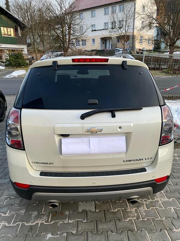 Weiß Gebraucht 2012 Chevrolet Captiva SUV | 9.700 € (Teuer) - Bild 1/4
