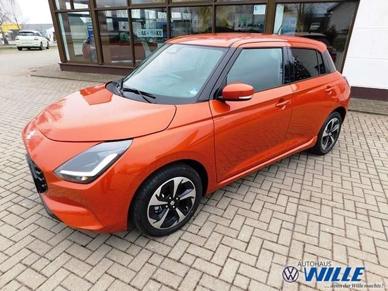 Flame orange pearl Gebraucht 2025 Suzuki Swift Comfort+ Limousine | 18.990 € (Etwas zu teuer) - Bild 1/3