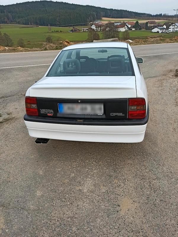 Gebraucht Opel Vectra 150 PS (110 kW) 1990 Weiß Kleinwagen