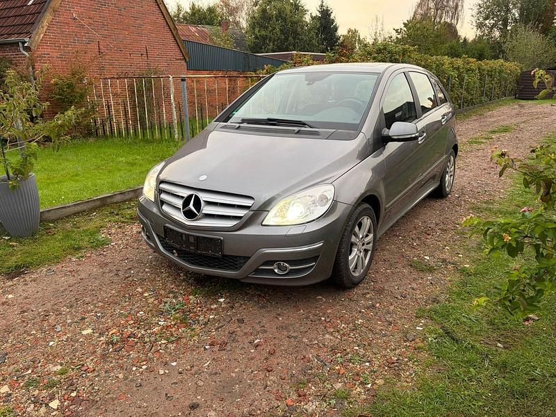 Grau Gebraucht 2009 Mercedes B200 Van / Kleinbus | 3.850 € (Fairer Preis) - Bild 1/4