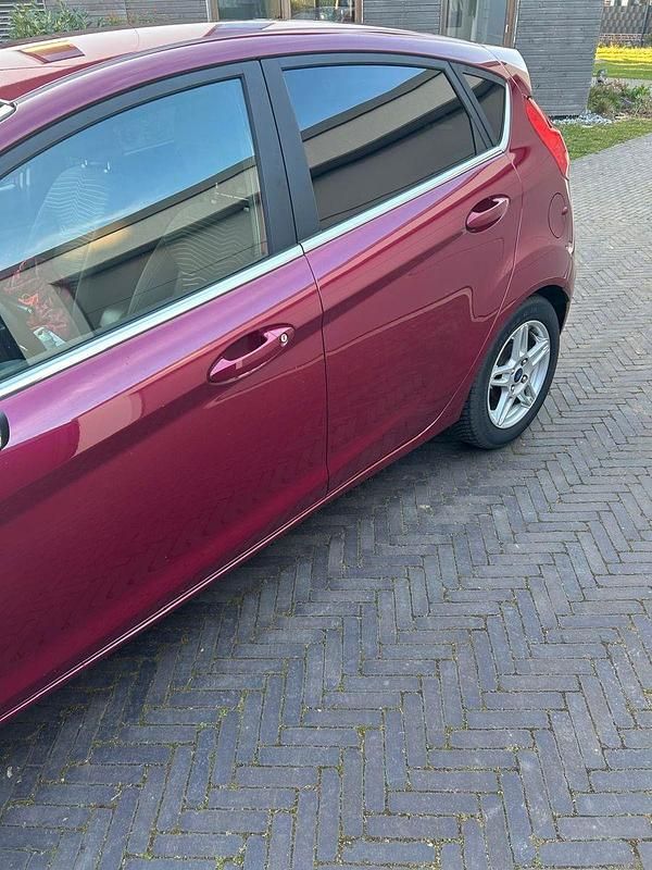 Gebraucht Ford Fiesta Titanium 101 PS (74 kW) 2015 Rot Kleinwagen