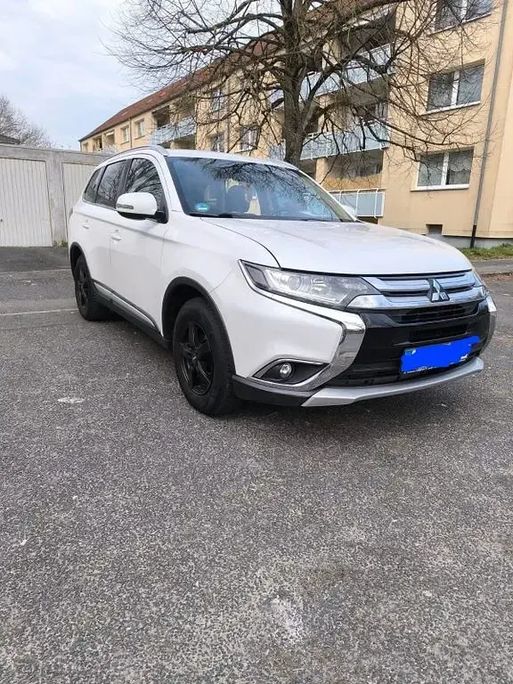 Begagnad Mitsubishi Outlander 150 HK (110 kW) 2017 Vit SUV