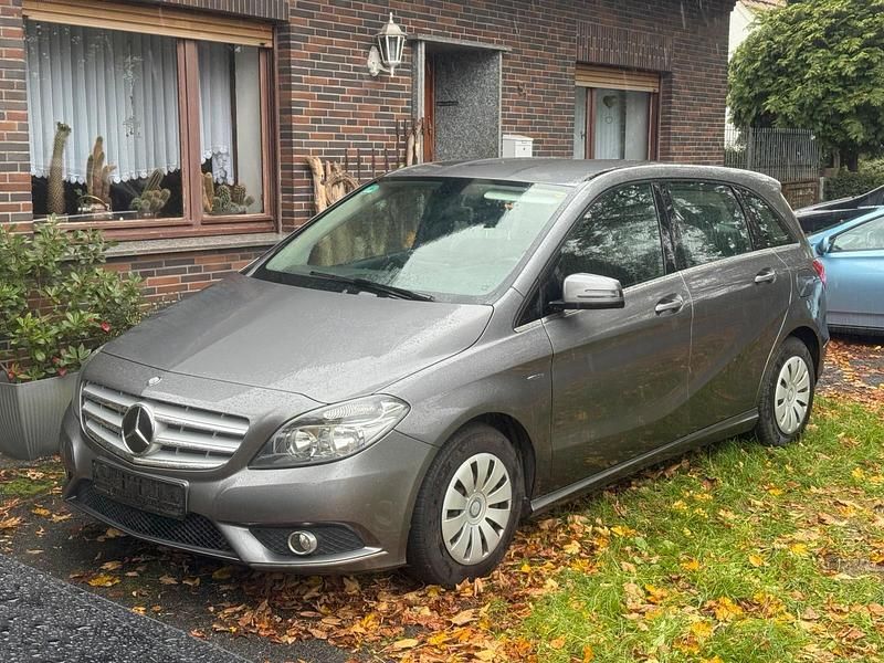 Grau Gebraucht 2012 Mercedes B180 Van / Kleinbus | 5.300 € (Superpreis) - Bild 1/3