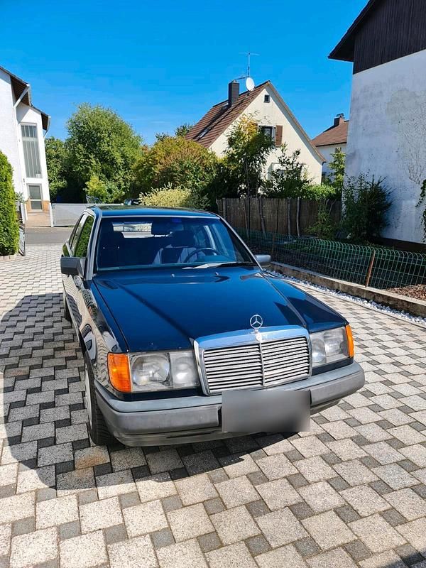Gebraucht Mercedes E230 136 PS (100 kW) 1986 Blau Limousine