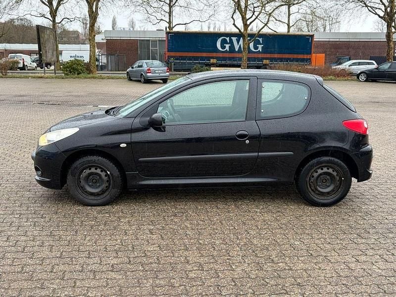 Gebraucht Peugeot 206+ Basis 73 PS (53 kW) 2011 Schwarz Kleinwagen