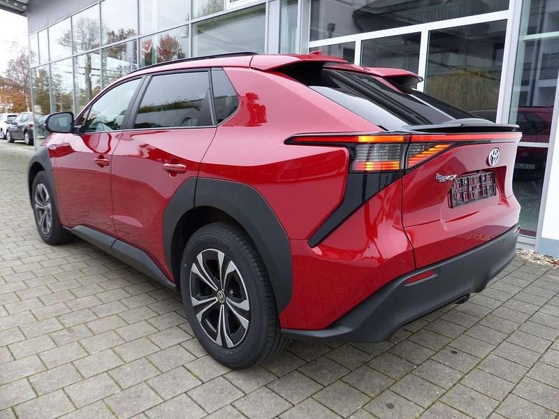 Gebraucht Toyota bZ4X 150 kW (204 PS) 2023 Wine redmetallic 3u5 SUV