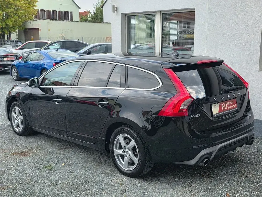Gebraucht Volvo V60 Momentum 152 PS (111 kW) 2018 Schwarz Kombi
