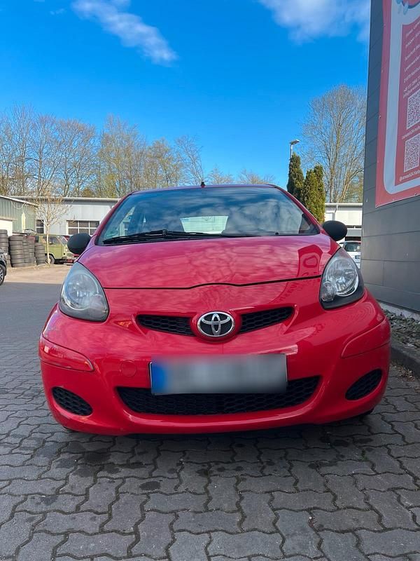 Gebraucht Toyota Aygo 68 PS (50 kW) 2010 Rot Kleinwagen