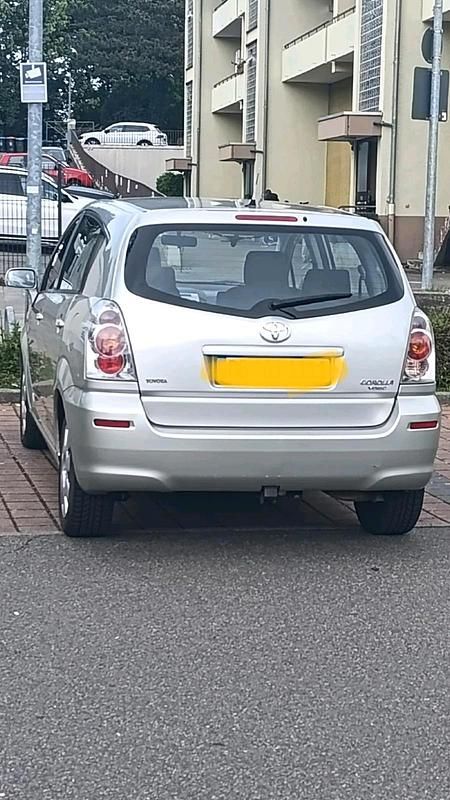 Grau Gebraucht 2005 Toyota Corolla Verso Van / Kleinbus | 4.000 € (Fairer Preis) - Bild 1/4