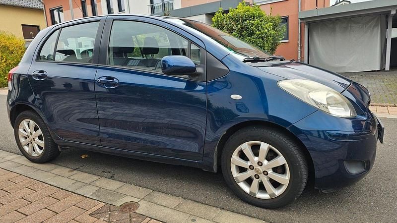 Blau Gebraucht 2009 Toyota Yaris Cool Limousine | 2.400 € (Superpreis) - Bild 1/4