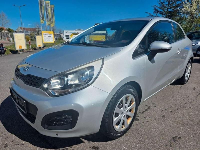 Second-hand Kia Rio 86 CP (63 kW) 2012 Argintiu Berlinǎ