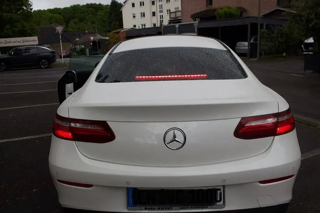 Gebraucht Mercedes E350 AMG line 299 PS (219 kW) 2020 Weiß Coupé
