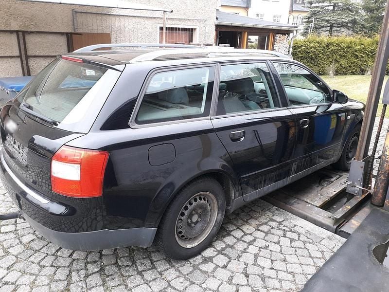 Używany Audi A4 131 KM (96 kW) 2001 Czarny Kombi